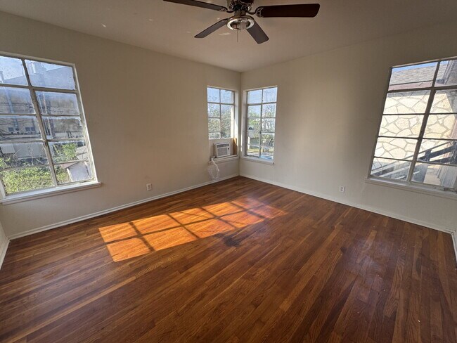 Building Photo - 944 W Huisache Ave