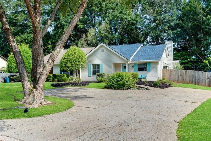 Building Photo - 5097 Village Green Way