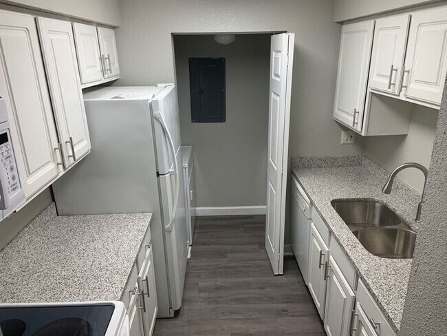 Building Photo - LIKE NEW!!!! Wonderful 2/1 Condo with Fireplace - Available NOW!