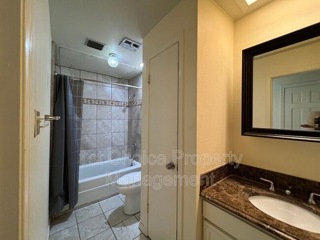 Building Photo - 4405 Bellaire Dr S