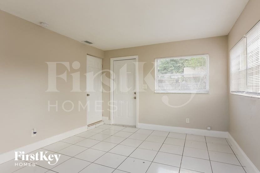 Building Photo - 2700 NE 13th Terrace