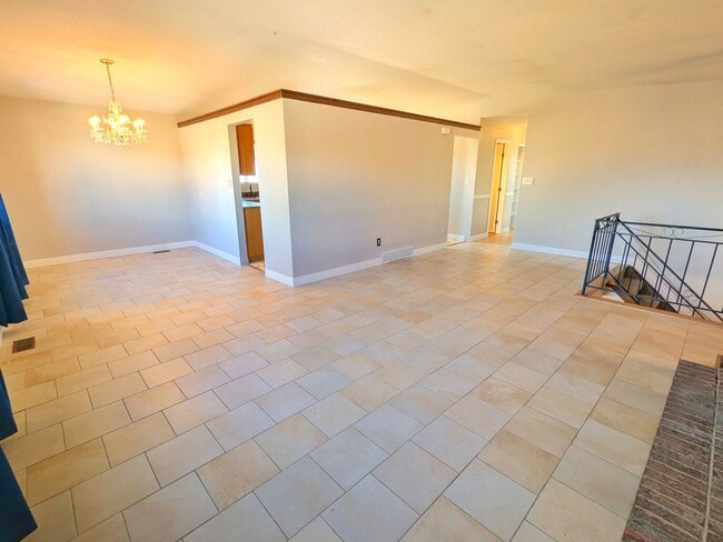 Building Photo - 5 Bedroom Three Bath, Great Location