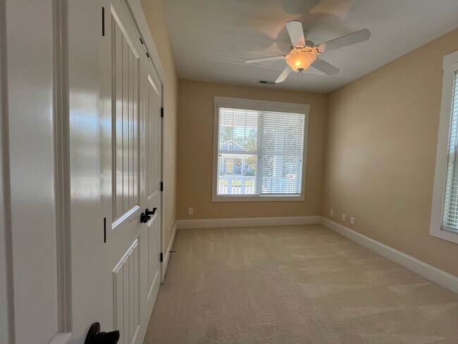 Building Photo - Absolutely Adorable!