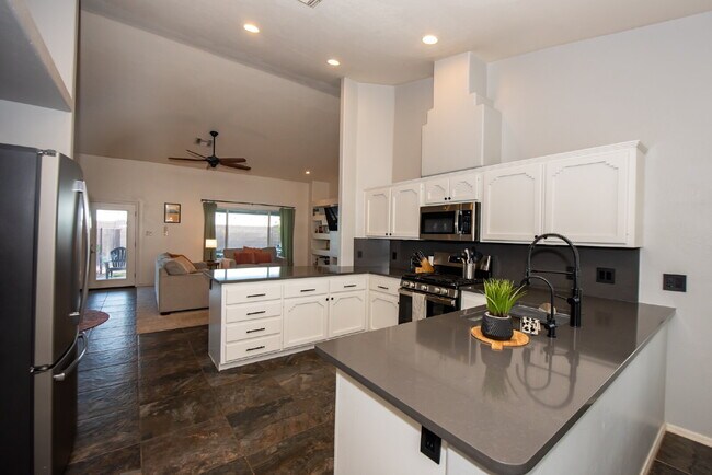 Building Photo - Spacious 3-Bedroom Oasis with Pool in Yuma...