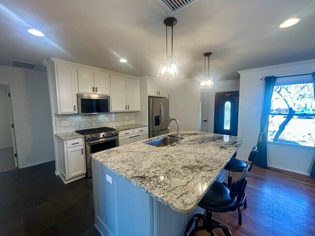 Building Photo - Beautifully updated home just west of Brookside and Trader's Joes in Midtown