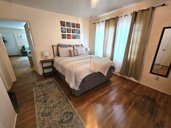 Building Photo - Super Cute, Fully Furnished! All Utilities Included (with WiFi)