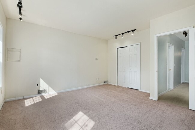 Building Photo - Three Bedroom Graduate Hospital Home with Roof Deck!