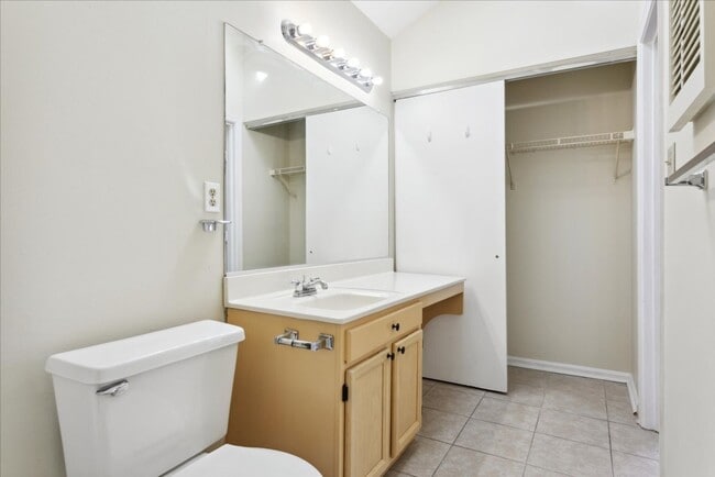 Building Photo - 27 F Tamarisk Quay