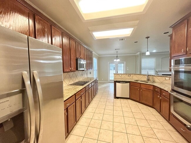 Building Photo - 4 Bedroom / 3.5 Bathroom beautiful house f...