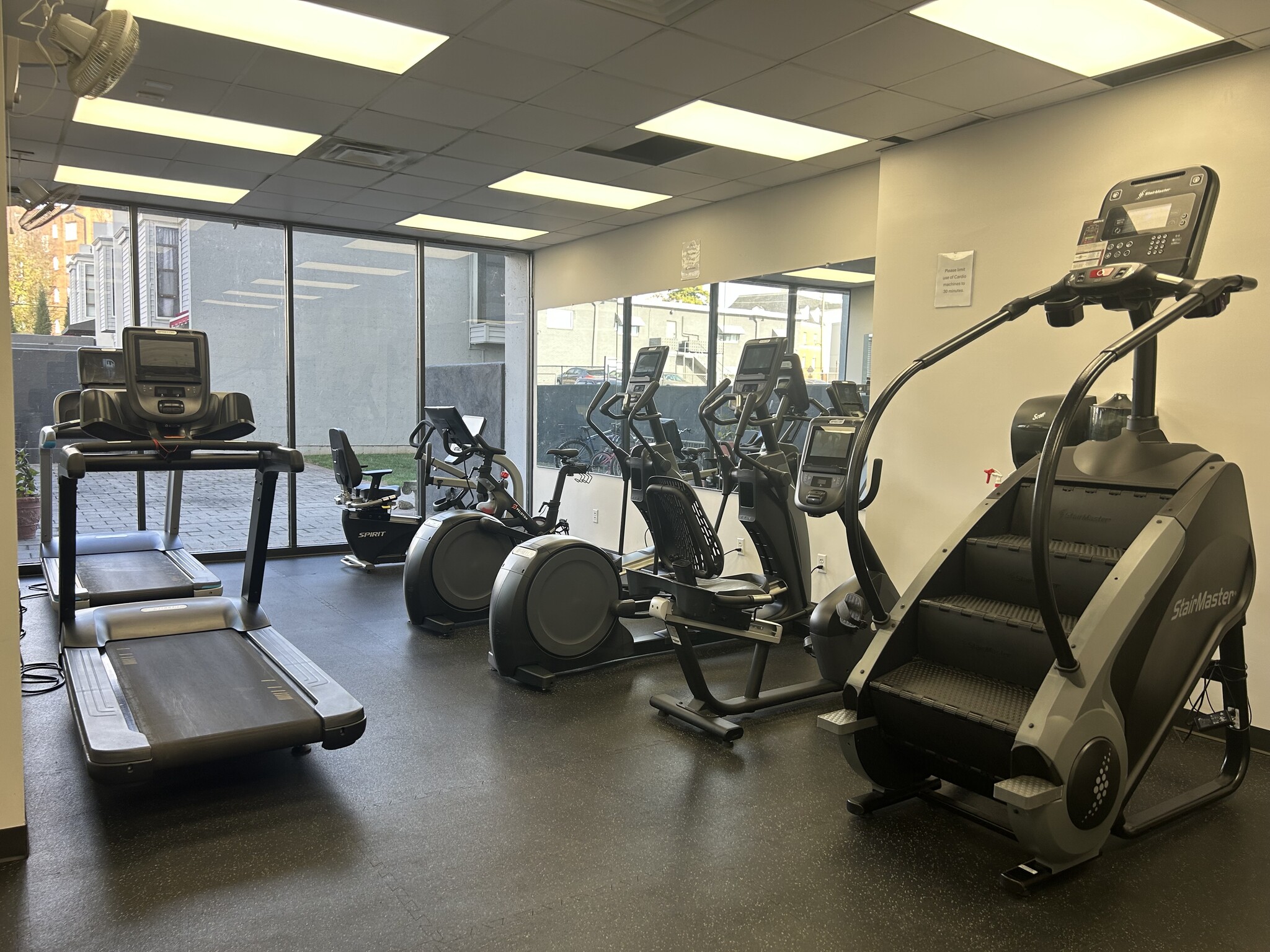 Building Photo - 410 W 7th St