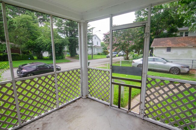 Building Photo - Gorgeous family home rental in Norfolk!