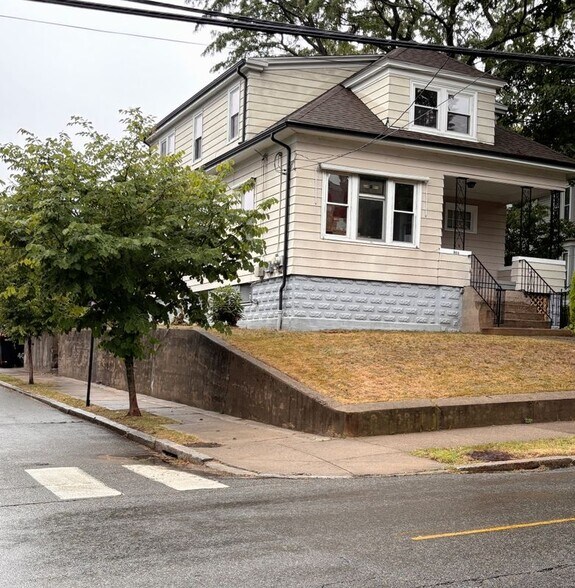 Building Photo - 584 River Ave