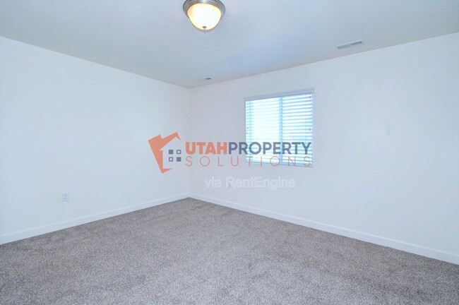 Building Photo - 8172 Broken Spoke Ln
