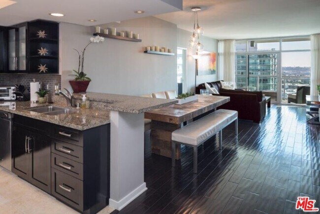 Building Photo - 13700 Marina Pointe Dr