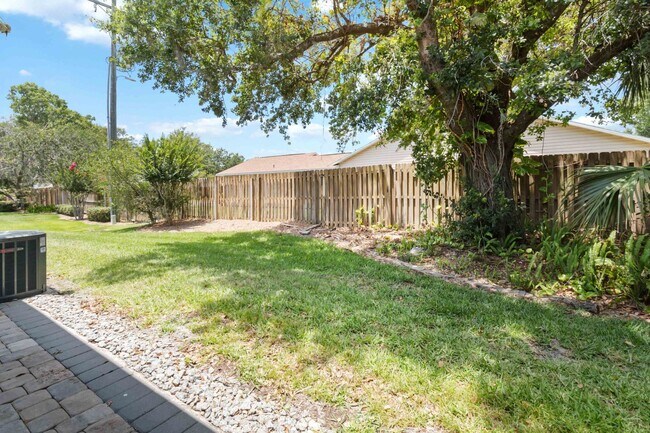 Building Photo - Beautiful Modern 2/1 Townhome in St. Cloud's Pine Lake Villas