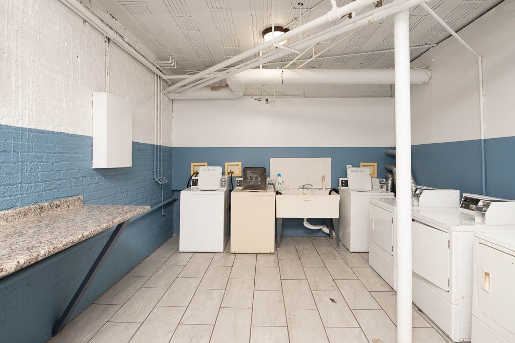 Building Photo - 1319 W Estes Ave