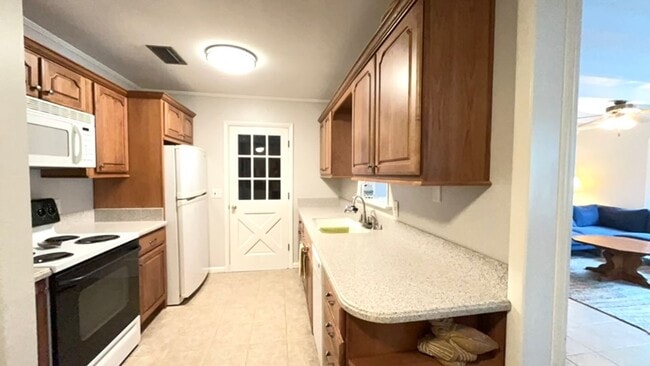 Building Photo - Island House-Close to Everything! Fully Furnished!