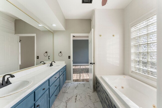 Building Photo - 13942 Longstreet Rd