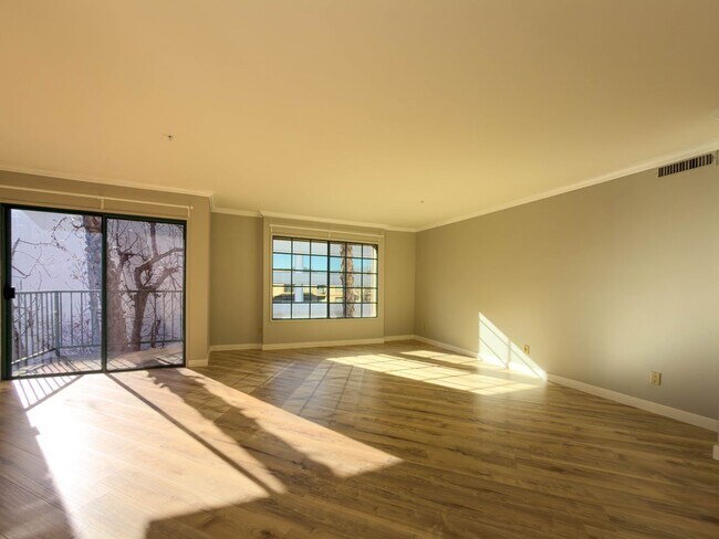 Building Photo - Spacious 3BR Condo in Downtown Glendale!