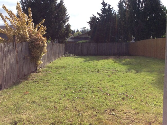 Building Photo - Totally Updated, Beautiful Duplex unit! Av...