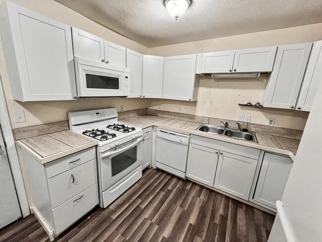 Building Photo - 9324 Kavik St