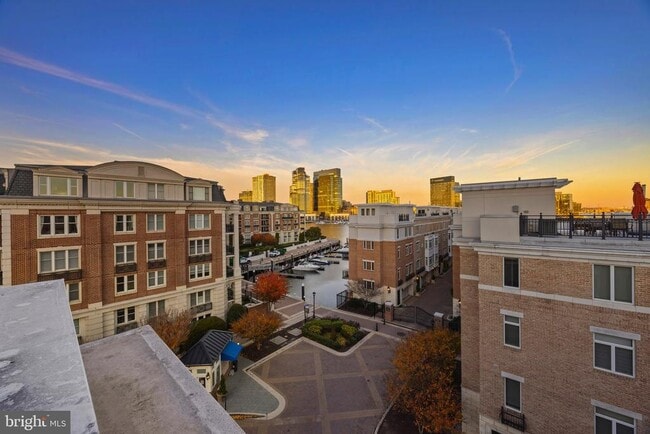 Building Photo - 900 Valencia Ct