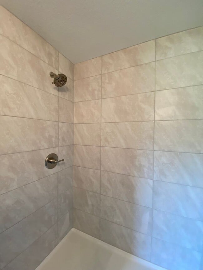 Building Photo - Desirable SE Neighborhood - 3/2/2 Silver Spring Shores **Available NOW**