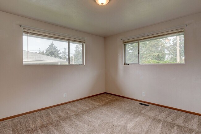 Building Photo - 3 Bedroom Single Story House w/Large Fence...