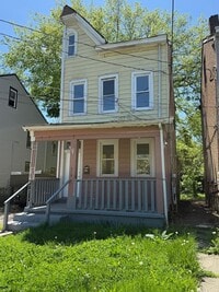 Building Photo - Large Victorian Style House
