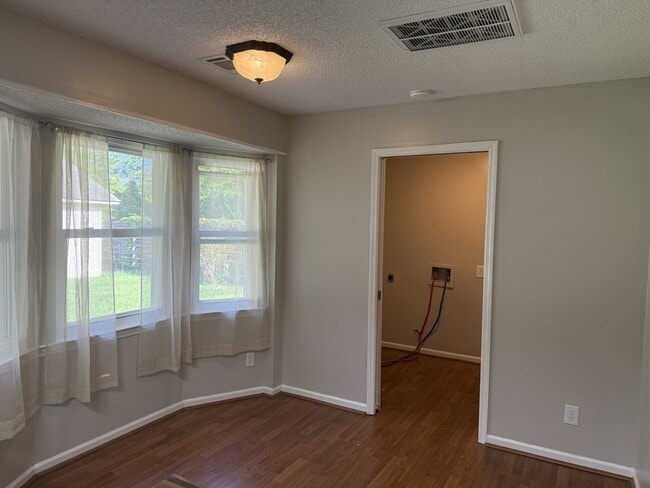 Building Photo - 122 Longleaf Cir