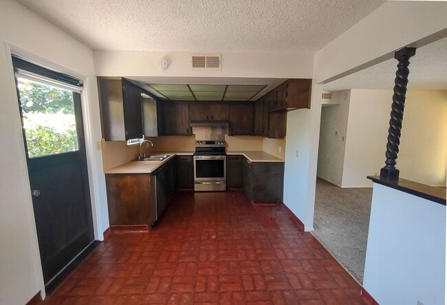 Building Photo - 3 bedroom, 2 bath home in the desirable be...