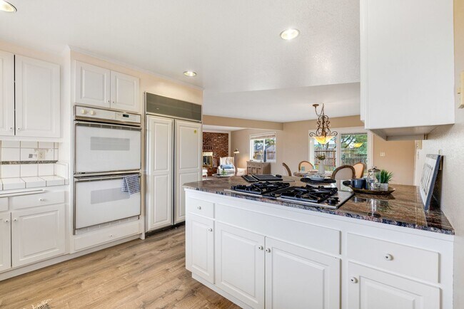 Building Photo - Beautiful 5 bedroom/3bath home with a pool