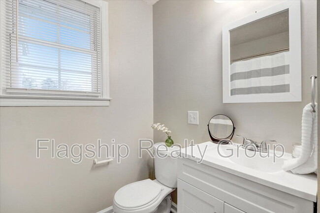 Building Photo - 1305 Robin St
