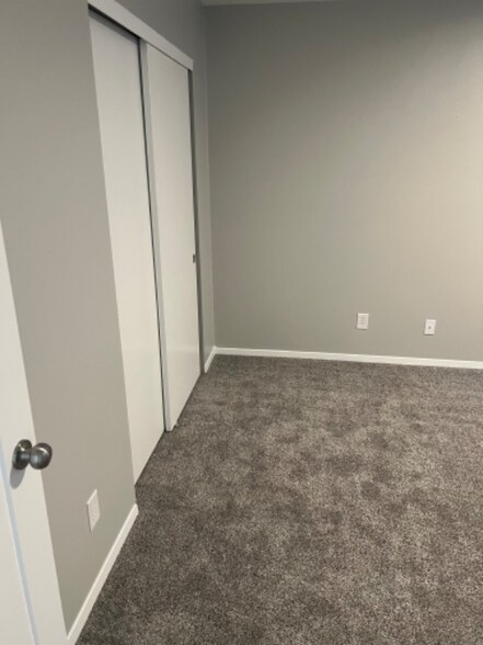 Building Photo - 615 S Mt Carmel St