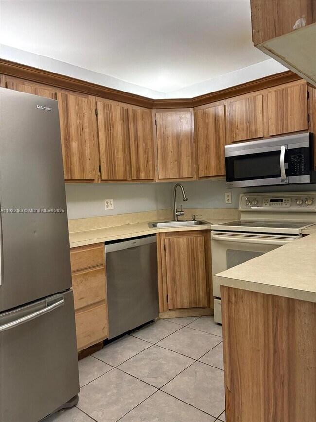 Building Photo - 702 Sunny Pine Way