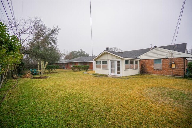Building Photo - 4145 Sarong Dr