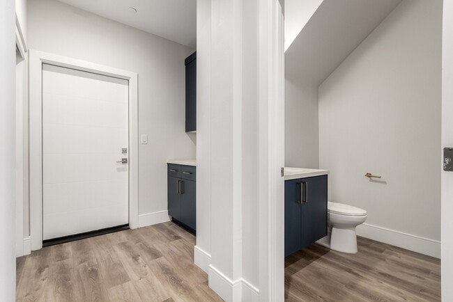 Building Photo - 165 E Lexington Ave