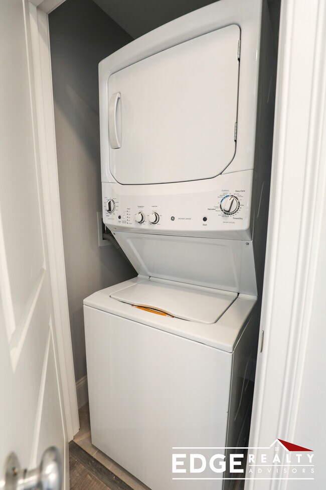 Building Photo - 107 Kenrick St