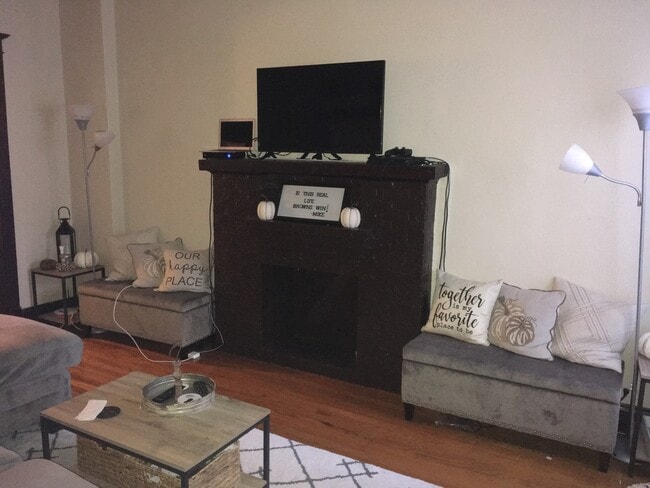 Building Photo - 1959 W Farragut Ave