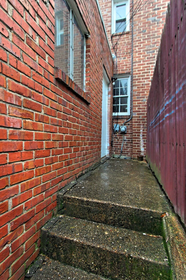 Building Photo - Blocks to Crystal City Metro and just minutes to Washington, D.C. via the 14th Street Bridge