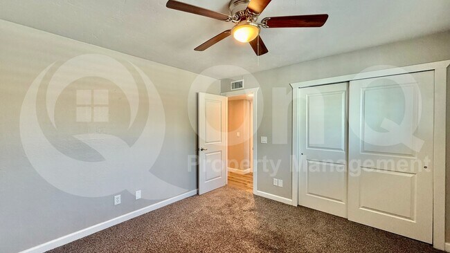 Building Photo - 2502 E Sahuaro Dr