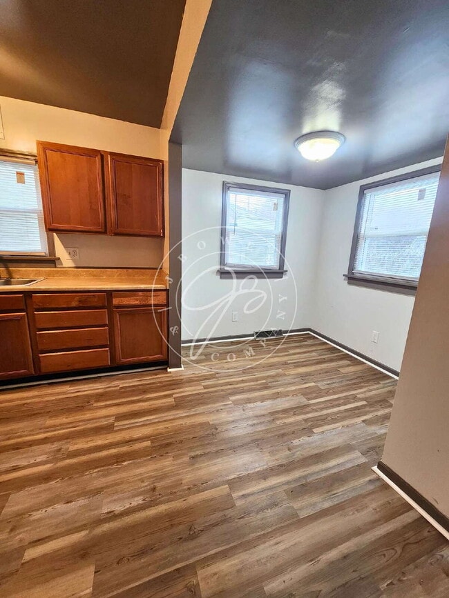 Building Photo - Charming 3–4 Bedroom West Toledo Home with Bonus Room & Garage