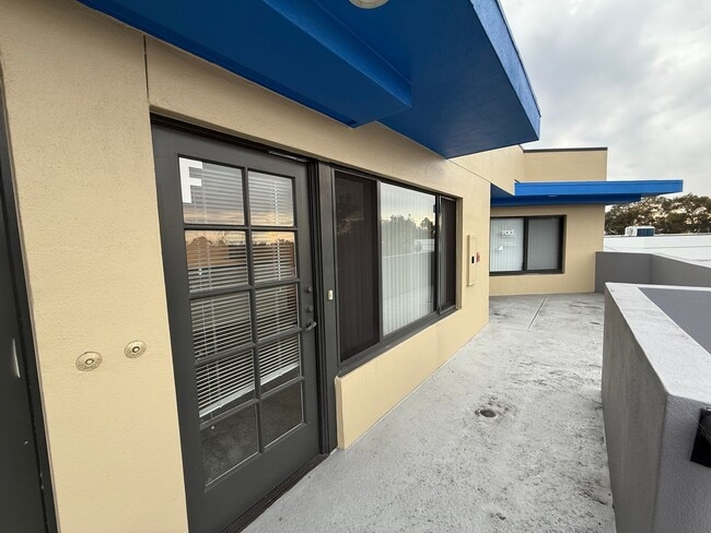 Building Photo - 1090 University Ave