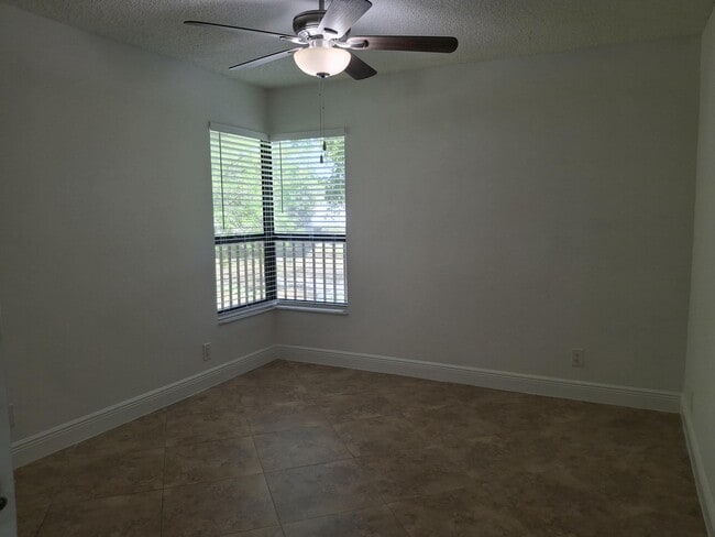 Building Photo - 4017 Carambola Cir N