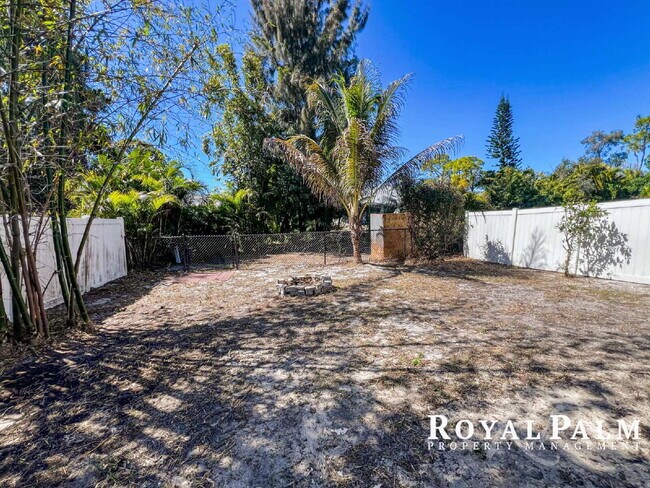 Building Photo - 2 Bed / 1 Bath | Fort Myers | Spring Into This One and Save $500