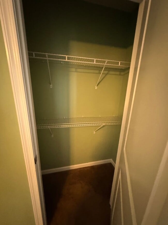 Building Photo - 4 bedroom 2.5 bathroom in Bellevue's Avondale Park neighborhood.  All bedrooms upstairs, open con...