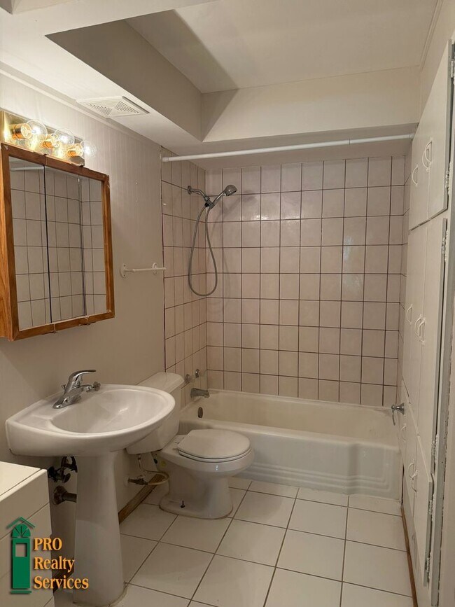 Building Photo - 4 Bedroom Home **Half off August Rent with...