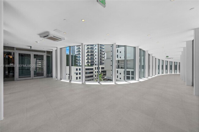 Building Photo - 700 NE 24th St