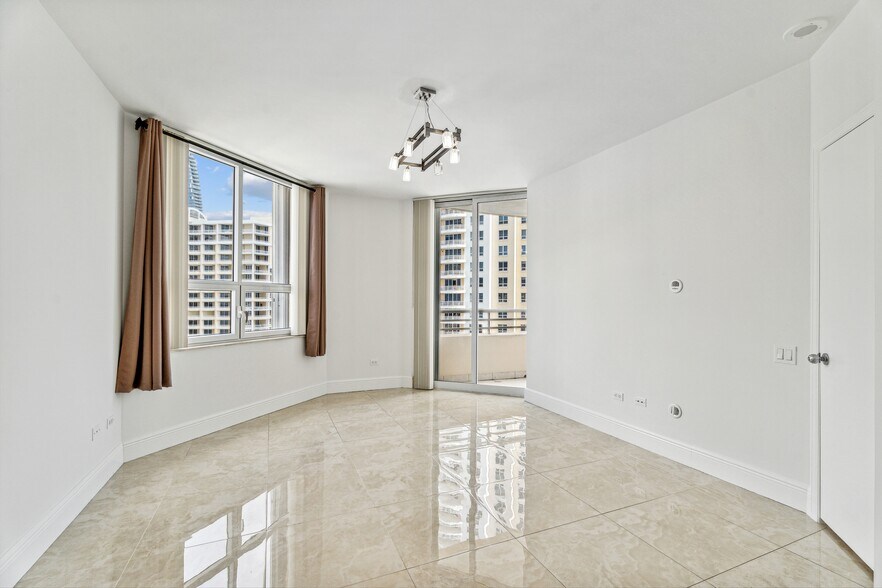 Building Photo - 808 Brickell Key Dr