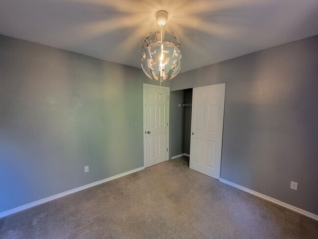 Building Photo - Spacious and Beautiful 4 bedroom in conven...
